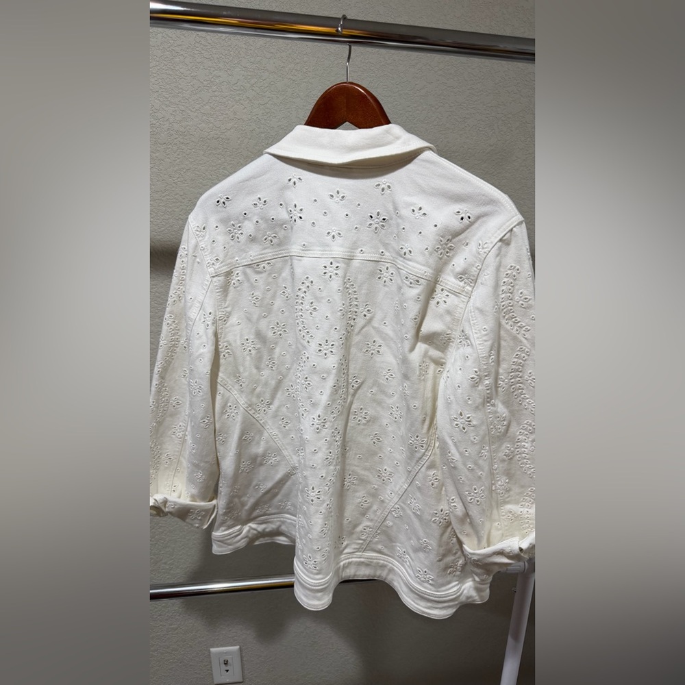 Chico's Jacket Size 2 White Eyelet Size 4 Button Up 100% Cotton 3/4 sleeve EUC - Picture 4 of 4